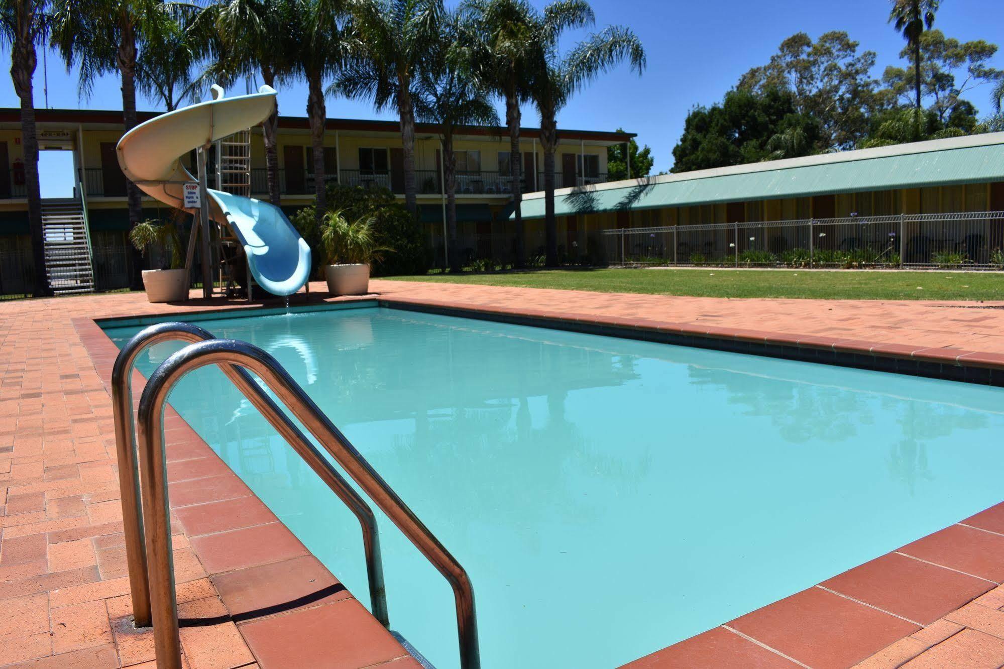 Motel Riverina Leeton Kültér fotó