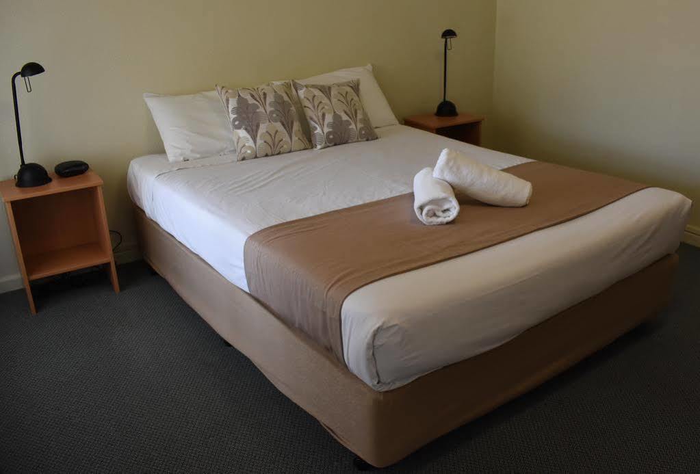 Motel Riverina Leeton Kültér fotó